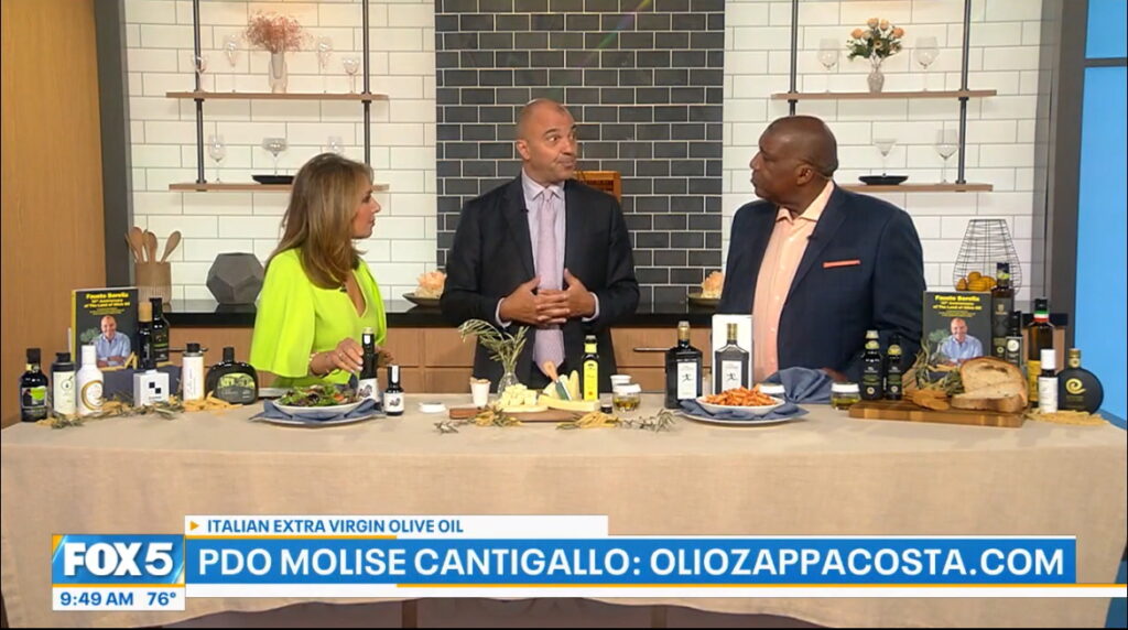 I conduttori di FOX5 New York, Rosanna Scotto e Curt Menefee insieme a Fausto Borrella che presentano l'olio extra vergine di oliva biologico D.O.P. Molise Cantigallo.